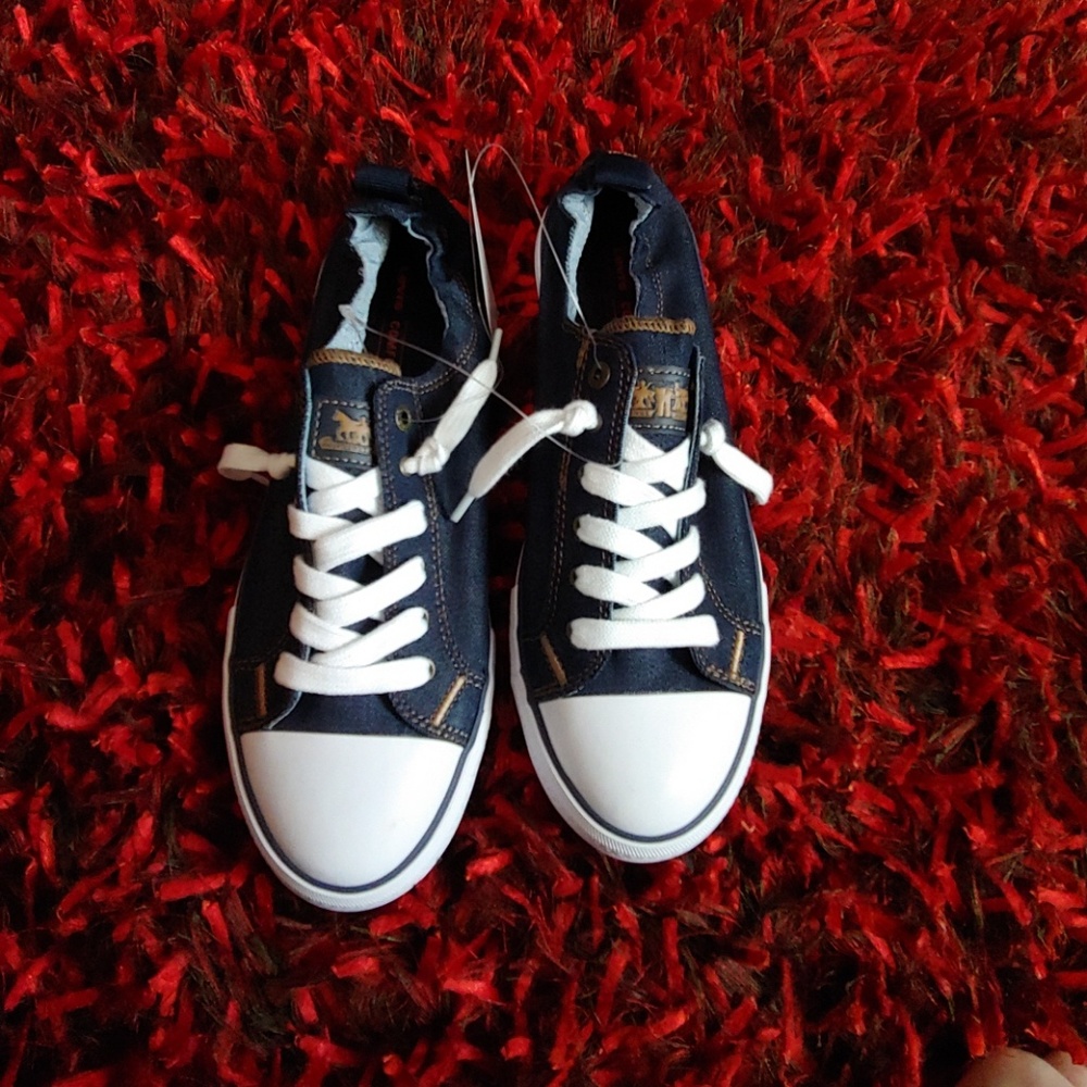 Levi's slip on shorelines size 9th